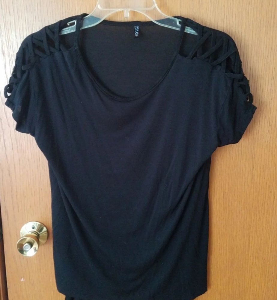 Stringed sleeve shirt